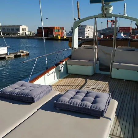 Sea Suites - Boat Botel