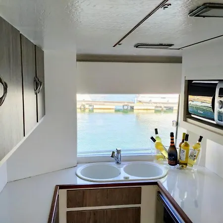Botel Sea Suites - Boat *